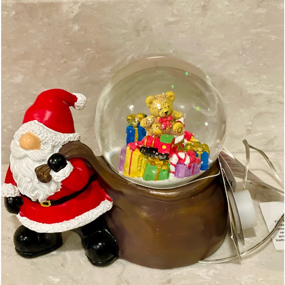 NEW Christmas snow globe, Santa pulling a sack of toys, glass water globe!